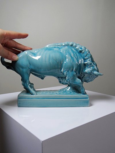 Bison Zsolnay en faïence émaillée turquoise, Hongrie, XXe siècle années 40-50