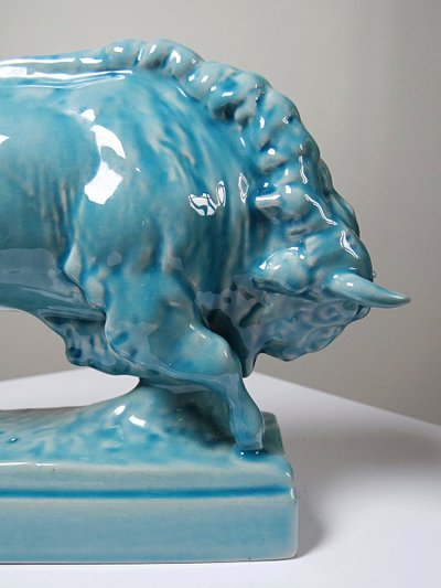 Bison Zsolnay en faïence émaillée turquoise, Hongrie, XXe siècle années 40-50