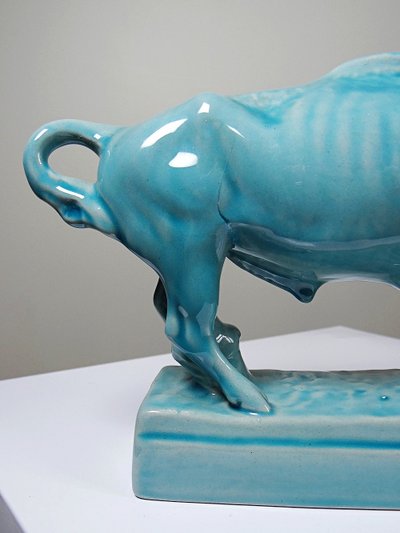 Bison Zsolnay en faïence émaillée turquoise, Hongrie, XXe siècle années 40-50