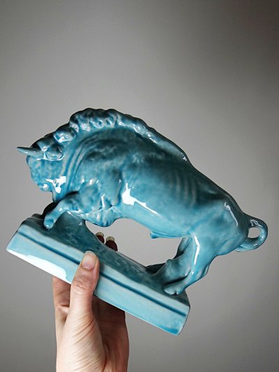 Bison Zsolnay en faïence émaillée turquoise, Hongrie, XXe siècle années 40-50