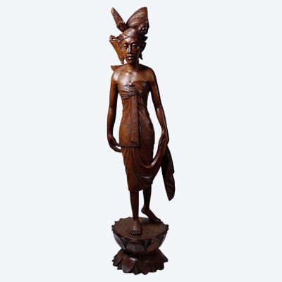 Grande scultura vintage in legno realizzata a mano, raffigurante una ballerina balinese, anni '60-'80.