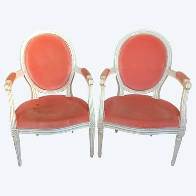 Paire d anciens fauteuils  Médaillon  Style Louis XVI