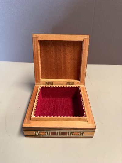 Syrian box in marquetry and mother-of-pearl