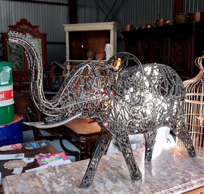 Elefant aus geschweißten Fahrradketten – Zeitgenössische Skulptur aus recyceltem Metall