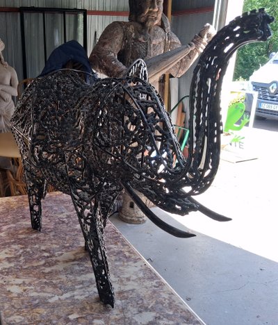 Elefant aus geschweißten Fahrradketten – Zeitgenössische Skulptur aus recyceltem Metall
