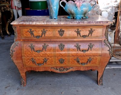 Commode tombeau de style Louis XV, marqueterie et marbre
