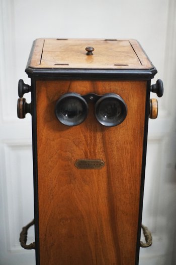 Stereoscopic floor station