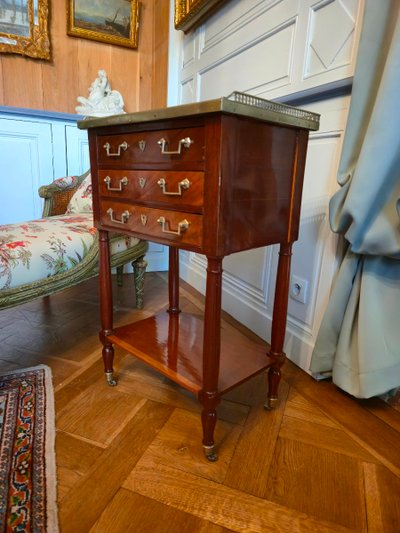 Table chiffonnière en acajou massif et placage d'acajou d'époque Directoire.