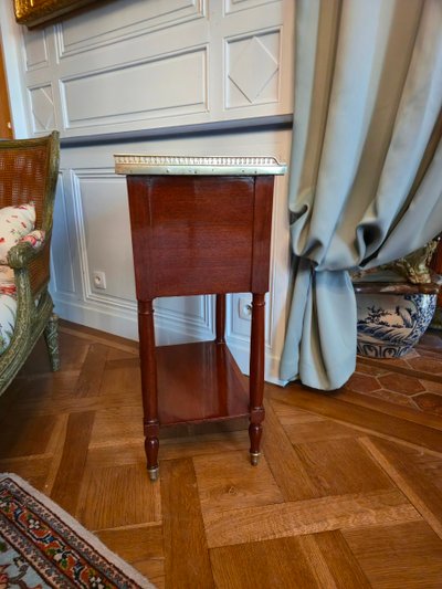 Table chiffonnière en acajou massif et placage d'acajou d'époque Directoire.