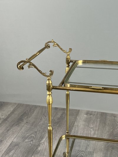 Carrello da tavolo su ruote in ottone dorato con due ripiani in vetro, XX secolo
