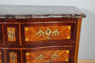 Nicolas-Alexandre Lapie – Commode Louis XV en marqueterie et bronze doré