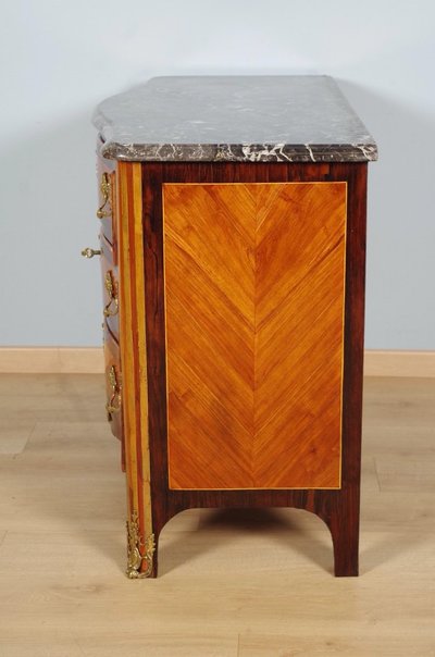 Nicolas-Alexandre Lapie – Commode Louis XV en marqueterie et bronze doré