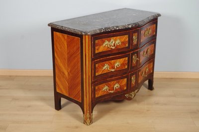 Nicolas-Alexandre Lapie – Commode Louis XV en marqueterie et bronze doré