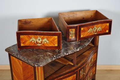 Nicolas-Alexandre Lapie – Commode Louis XV en marqueterie et bronze doré