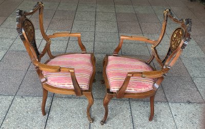 Une paire de fauteuils en marqueterie.