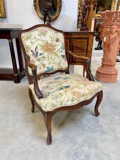Regency armchair with a flat back, carved walnut – circa 1720