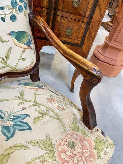 Regency armchair with a flat back, carved walnut – circa 1720