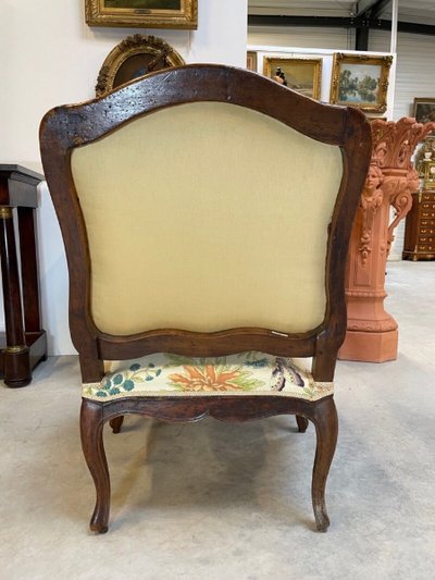Regency armchair with a flat back, carved walnut – circa 1720