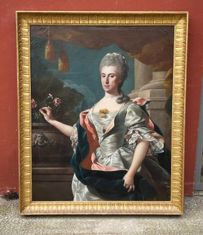 Französische Schule, spätes 17. oder frühes 18. Jahrhundert, Porträt einer Frau mit einer Vase voller Nelken, Höhe 144 cm, 18. Jahrhundert