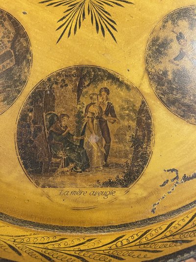 Vassoio in lamiera verniciata con decorazioni ispirate alle “Canzoni di Pierre-Jean de Béranger”, XIX secolo