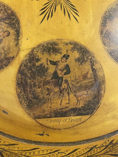 Vassoio in lamiera verniciata con decorazioni ispirate alle “Canzoni di Pierre-Jean de Béranger”, XIX secolo