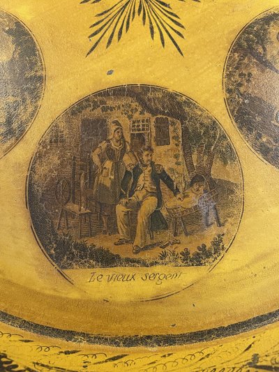 Vassoio in lamiera verniciata con decorazioni ispirate alle “Canzoni di Pierre-Jean de Béranger”, XIX secolo