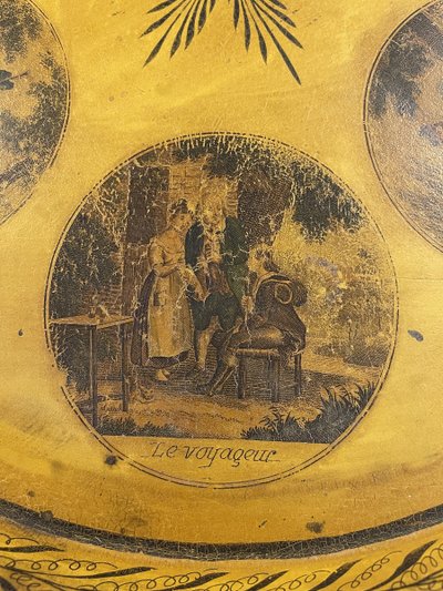 Vassoio in lamiera verniciata con decorazioni ispirate alle “Canzoni di Pierre-Jean de Béranger”, XIX secolo