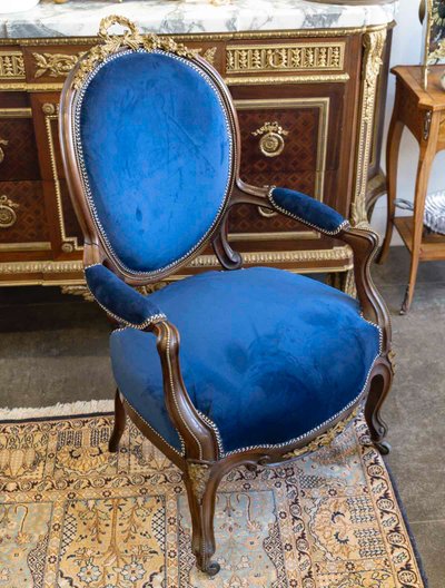 Mobili da salotto in stile Napoleone III, realizzati in mogano massello e bronzo dorato.