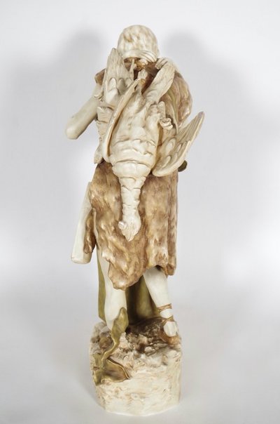 Royal Dux Bohemia - Retour de chasse en porcelaine émaillée polychrome