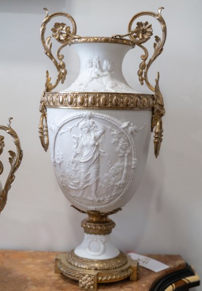 Set composto da due vasi e una ciotola in porcellana biscuit e bronzo dorato, stile Napoleone III - XIX secolo