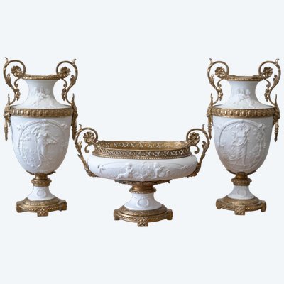 Set composto da due vasi e una ciotola in porcellana biscuit e bronzo dorato, stile Napoleone III - XIX secolo