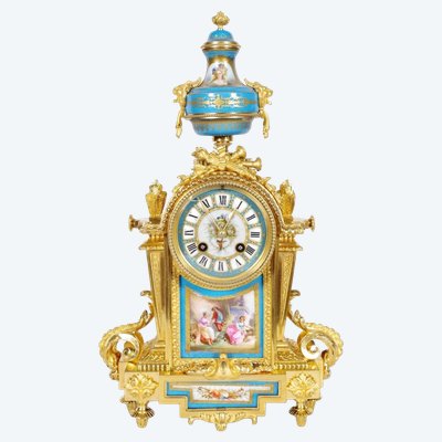 Pendule Louis XVI en bronze doré et porcelaine style Sèvres, vers 1880