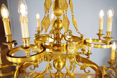 Maison Lucien Gau – Empire-Kronleuchter aus vergoldeter Bronze mit vierundzwanzig Lichtern