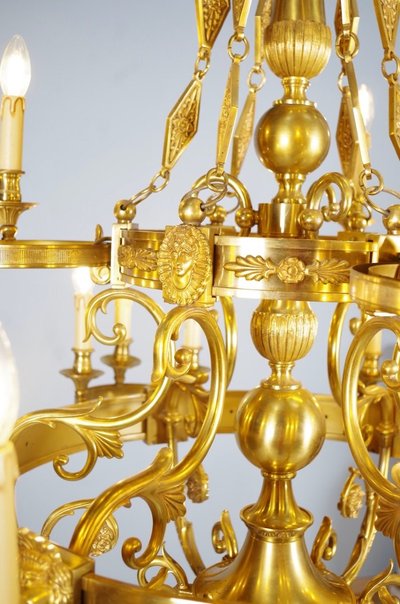 Maison Lucien Gau – Empire-Kronleuchter aus vergoldeter Bronze mit vierundzwanzig Lichtern