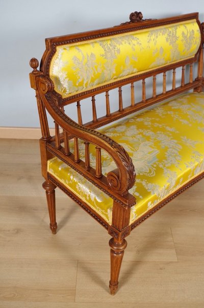 Kleines Sofa im Louis-XVI-Stil aus geschnitztem Nussbaumholz und Seide mit Putten – um 1900