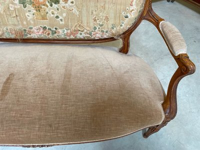 Transition-style sofa in carved beech with a medallion-shaped backrest, circa 1900
