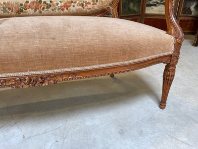 Transition-style sofa in carved beech with a medallion-shaped backrest, circa 1900