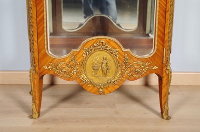 Vitrine style Transition en acajou et bronze doré, vers 1900