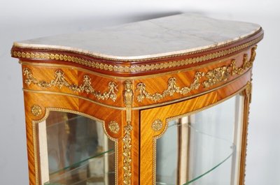 Vitrine style Transition en acajou et bronze doré, vers 1900