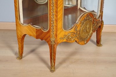 Vitrine style Transition en acajou et bronze doré, vers 1900