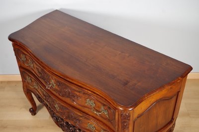 Commode sauteuse Louis XV en noyer sculpté, vers 1950
