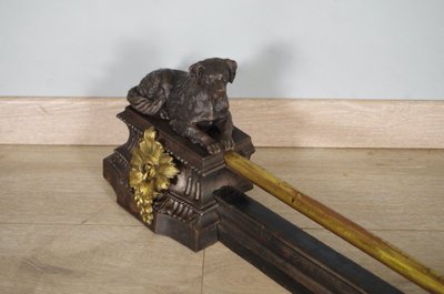 Ein Paar Hundekaminböcke aus der Restaurationszeit, aus Bronze und Gusseisen