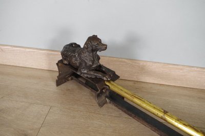 Ein Paar Hundekaminböcke aus der Restaurationszeit, aus Bronze und Gusseisen