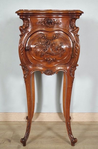 Comodino in stile Luigi XV rocaille in noce, 1900 circa