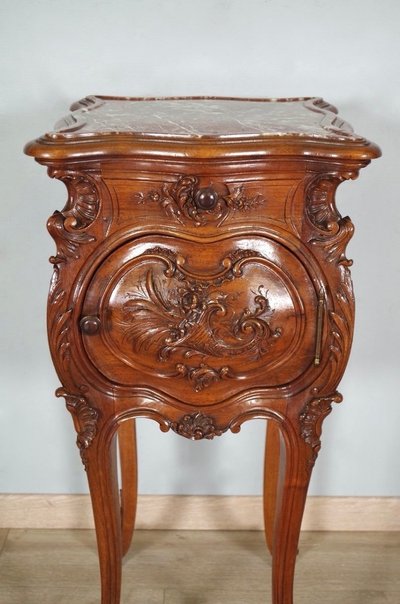 Comodino in stile Luigi XV rocaille in noce, 1900 circa