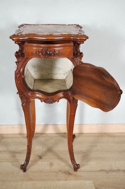 Comodino in stile Luigi XV rocaille in noce, 1900 circa