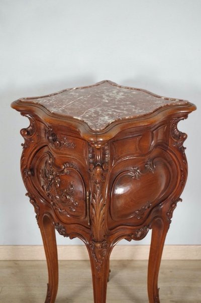 Comodino in stile Luigi XV rocaille in noce, 1900 circa