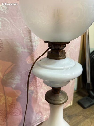 Wohnzimmerlampe im Stil Napoleons III. aus weißem Opalglas mit graviertem Glaskolben – 19. / frühes 20. Jahrhundert