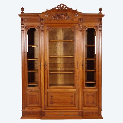 Bibliothèque Louis XVI en noyer mouluré et sculpté, vers 1900