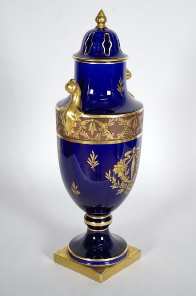 Pinon-Heuzé Tours – Paar Vasen aus blauem Sèvres-Porzellan, um 1910